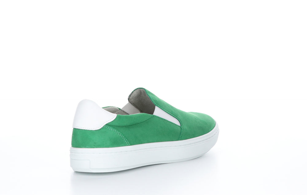 CHUSKA Green Slip-on Shoes|CHUSKA Chaussures à Enfiler in Vert